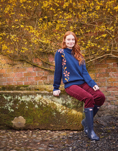 Women’s Floral Intarsia Sweater in Sirdar Country Classic Worsted 